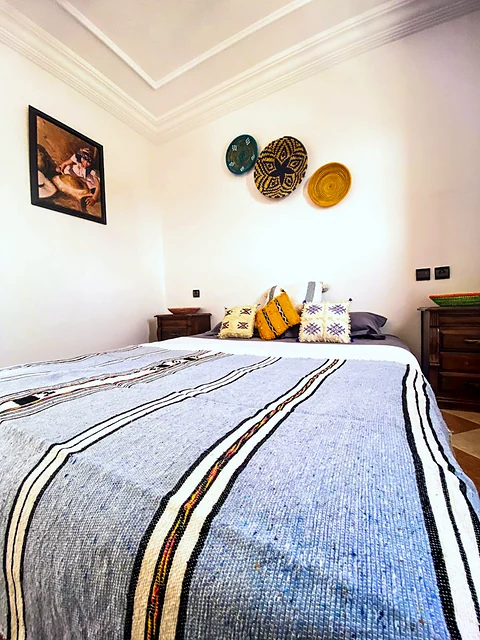 King room with Berber blanket and woven baskets